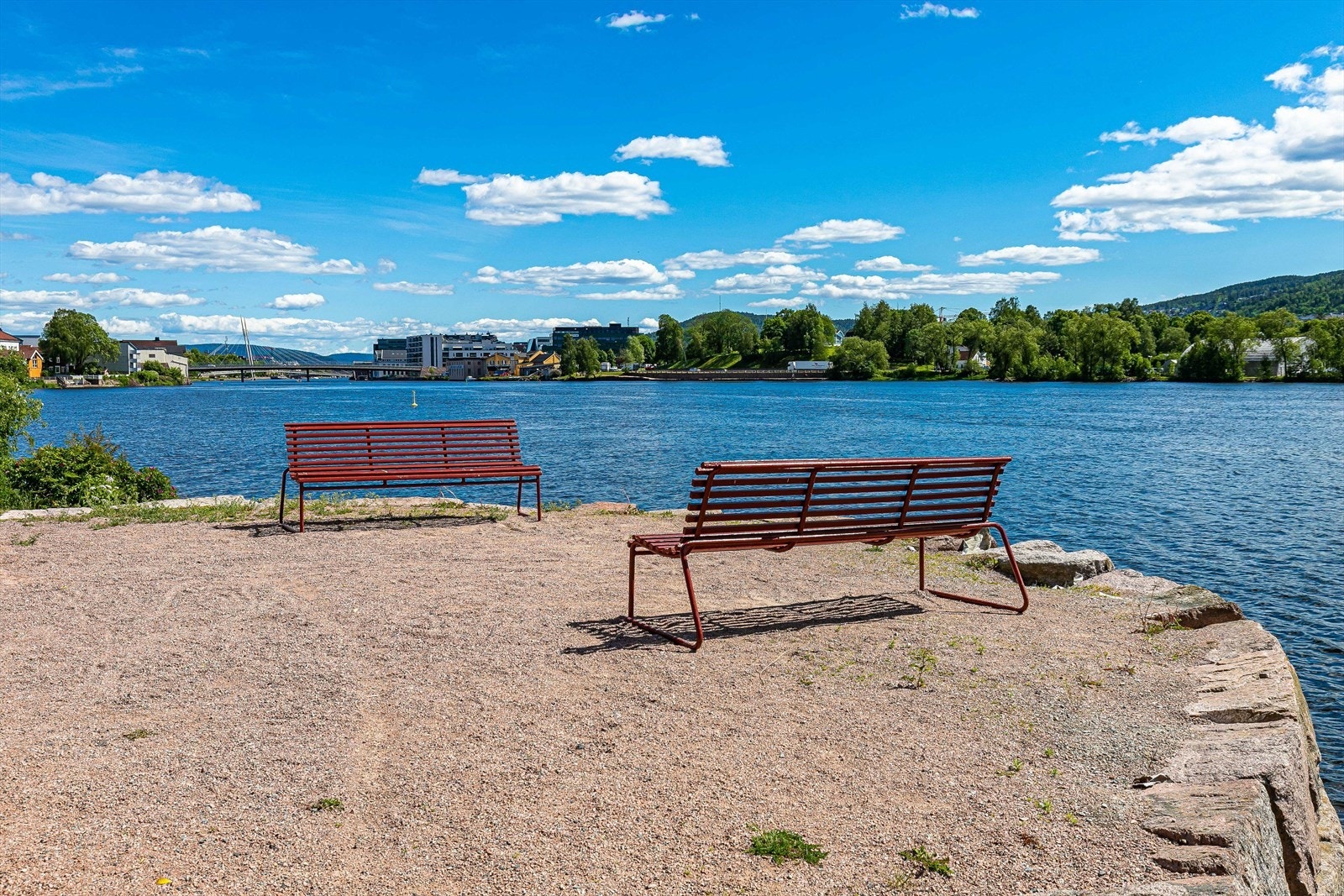 Langs Drammenselva kan man følge promenaden hele veien til Drammen sentrum som byr på et rikt utvalg av sentrumsfasiliteter Galleribilde