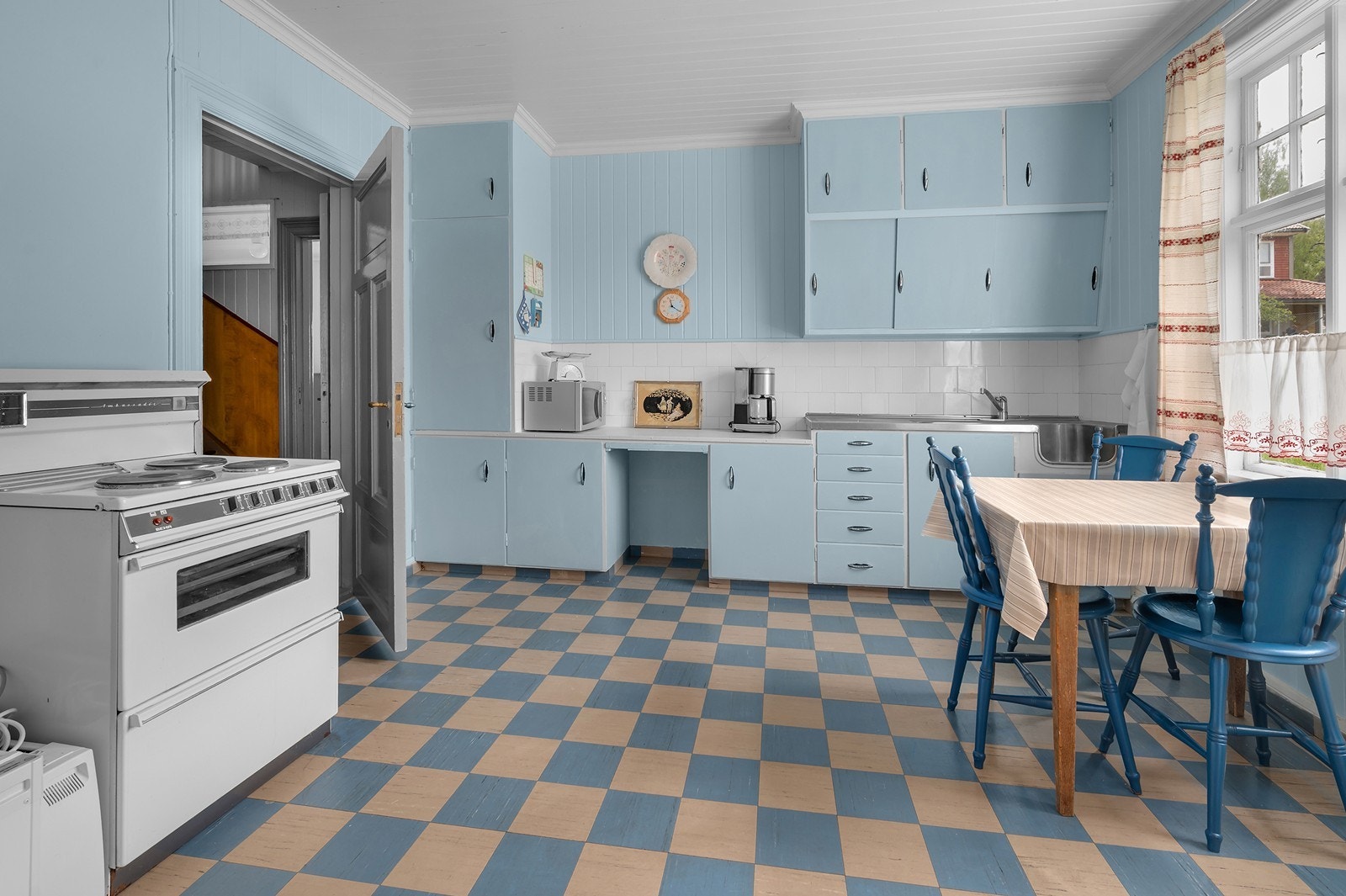 Eldre kjøkken i blåtoner. Galleribilde