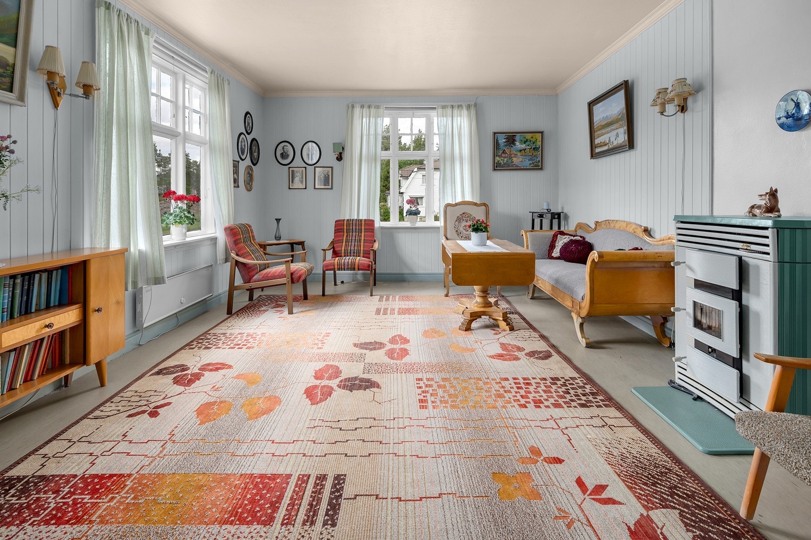 Stue nr. 1 i 1. etasje er innredet med eldre vedovn. Galleribilde