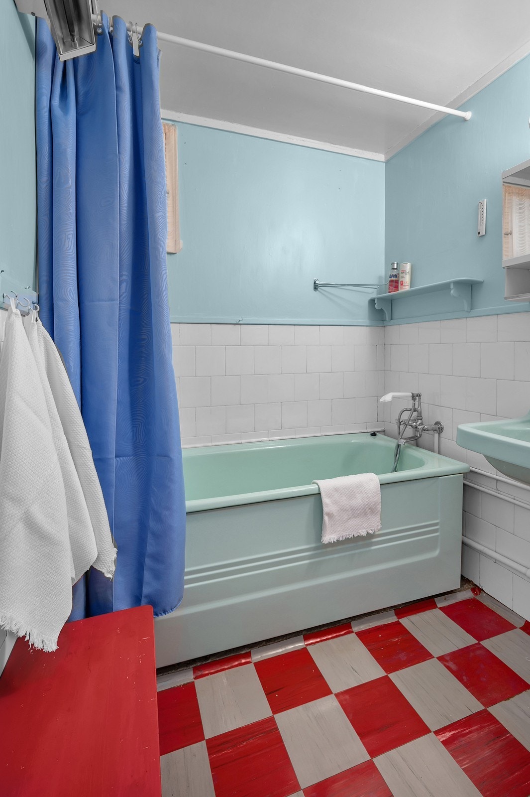 Baderom med badekar og servant. Galleribilde