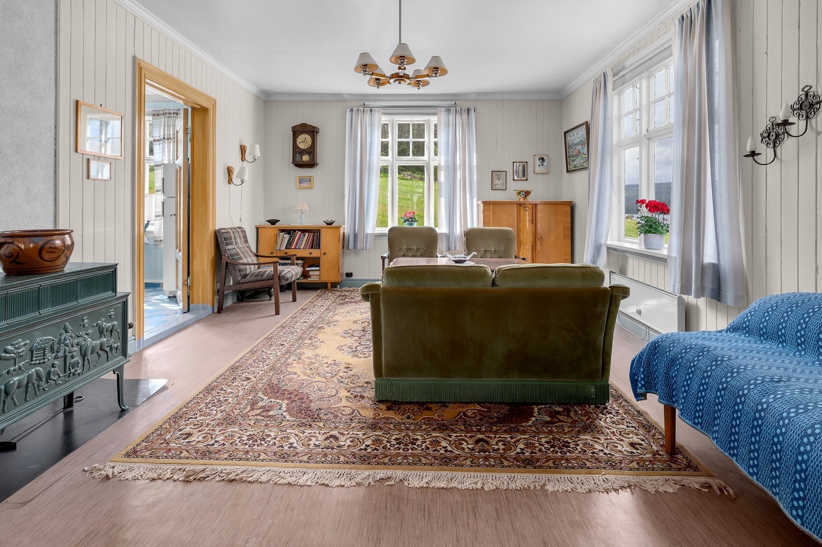 Stue nr. 2 i 1. etasje er innredet med eldre vedovn. Galleribilde