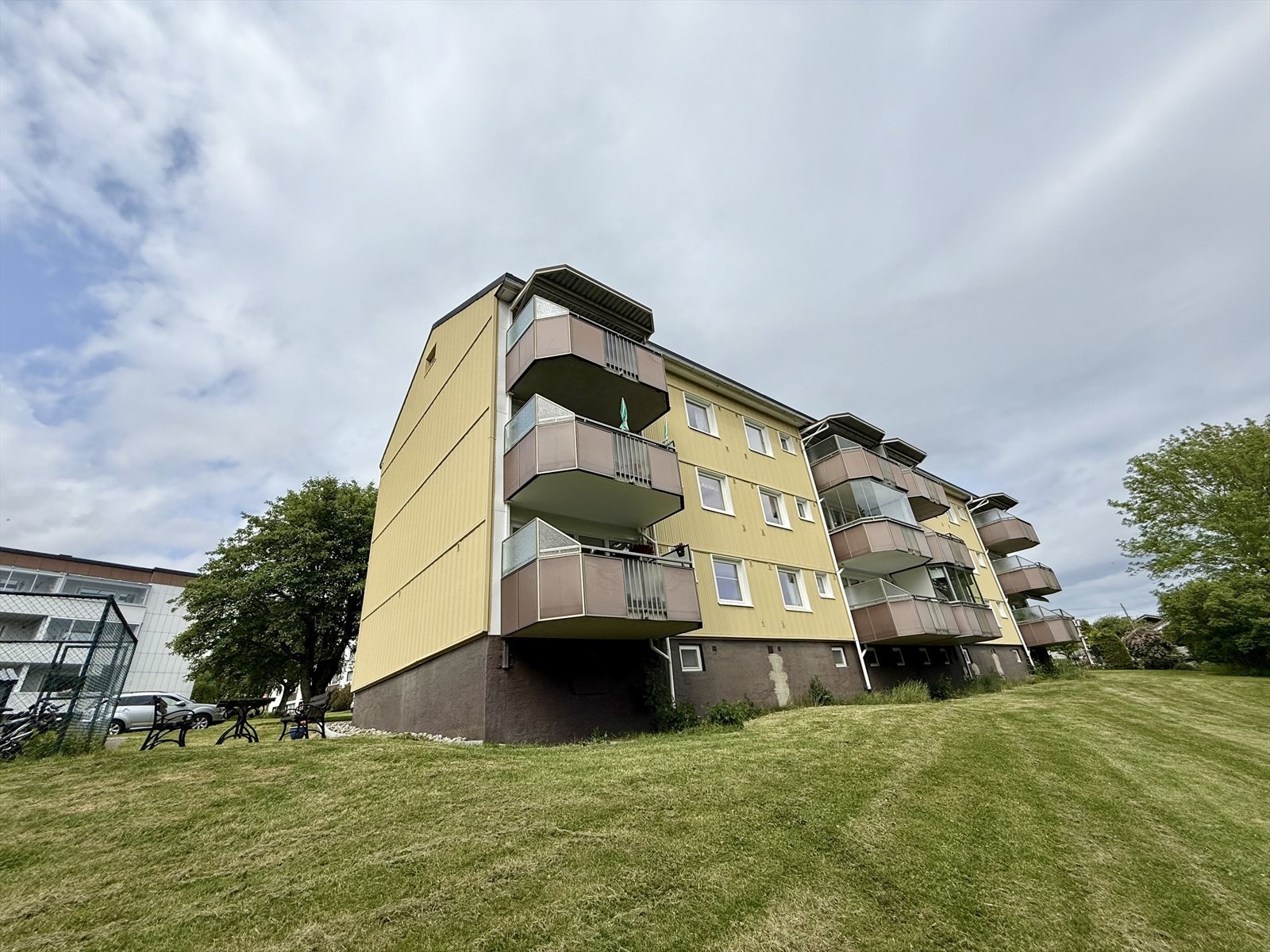 Leiligheten ligger i et populært og barnevennlig boligområde på Kalbakken. Her er det ingen forkjøpsrett. Galleribilde