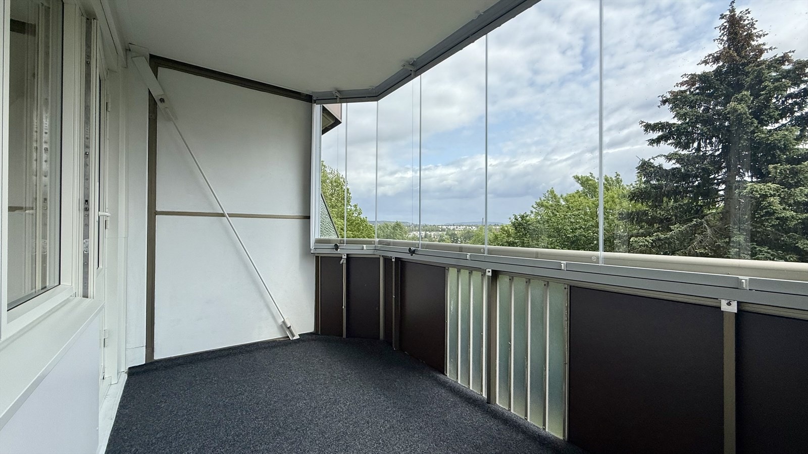 Fra stuen er det adkomst til en nylig innglasset balkong som fungerer som en forlengelse av stuen når været tillater det. Galleribilde