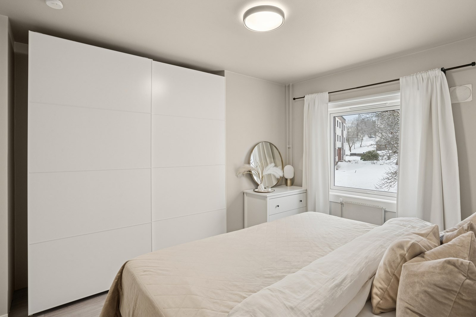 Garderobeskap med skyvedører som medfølger boligen. Galleribilde