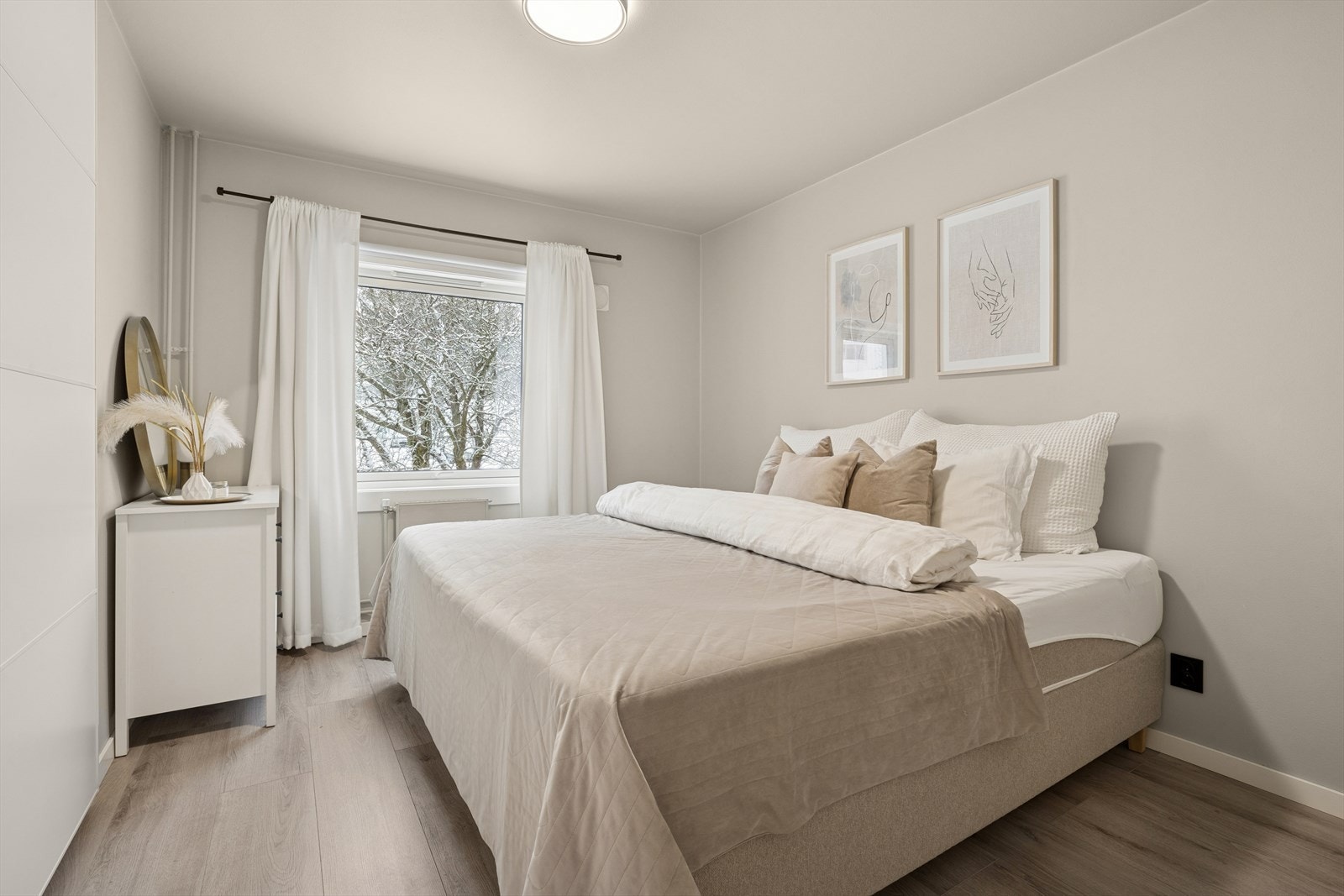 Hovedsoverom med fin naturlig belysning og god plass til dobbeltseng og tilhørende møblement. Galleribilde