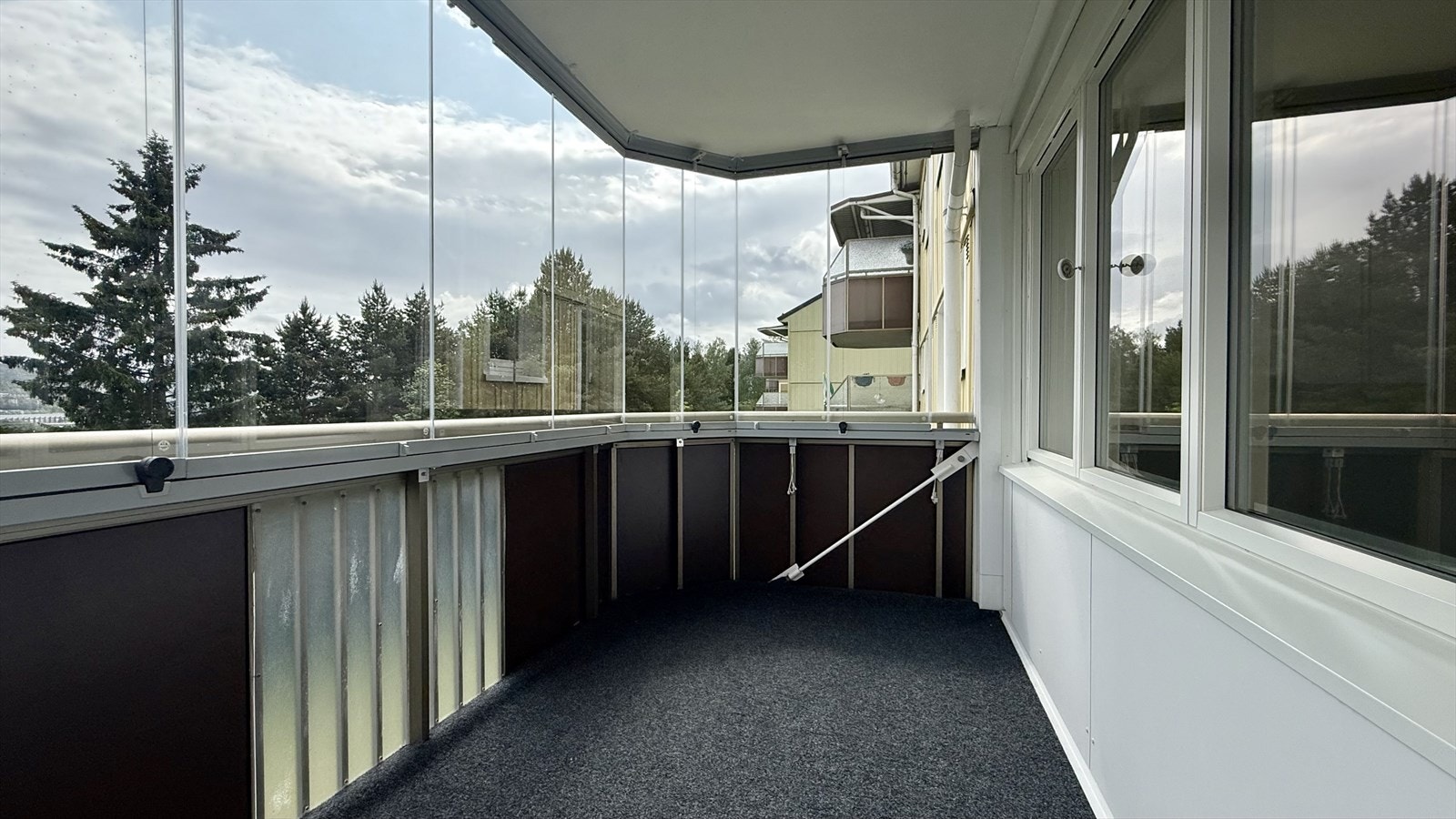 Innglasset balkong på ca. 8 m² som ble oppgradert i 2023. Galleribilde