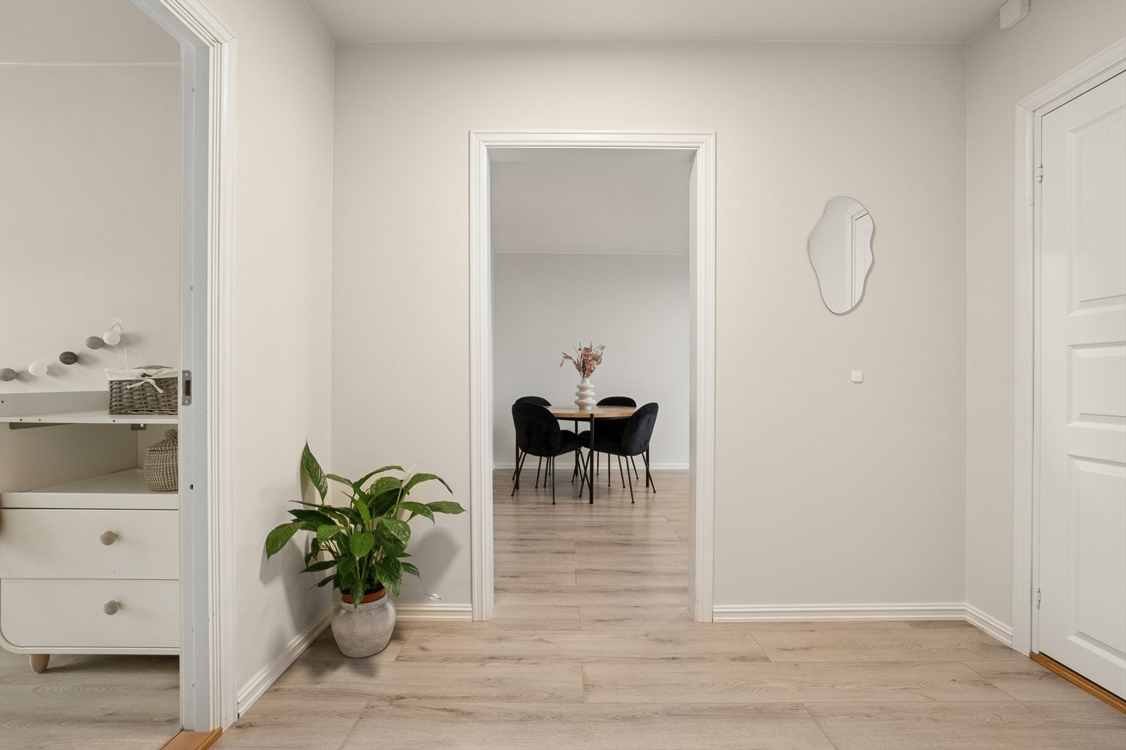 Stig på til en hyggelig og romslig entré hvor du får et godt førsteinntrykk av hele boligen. Galleribilde