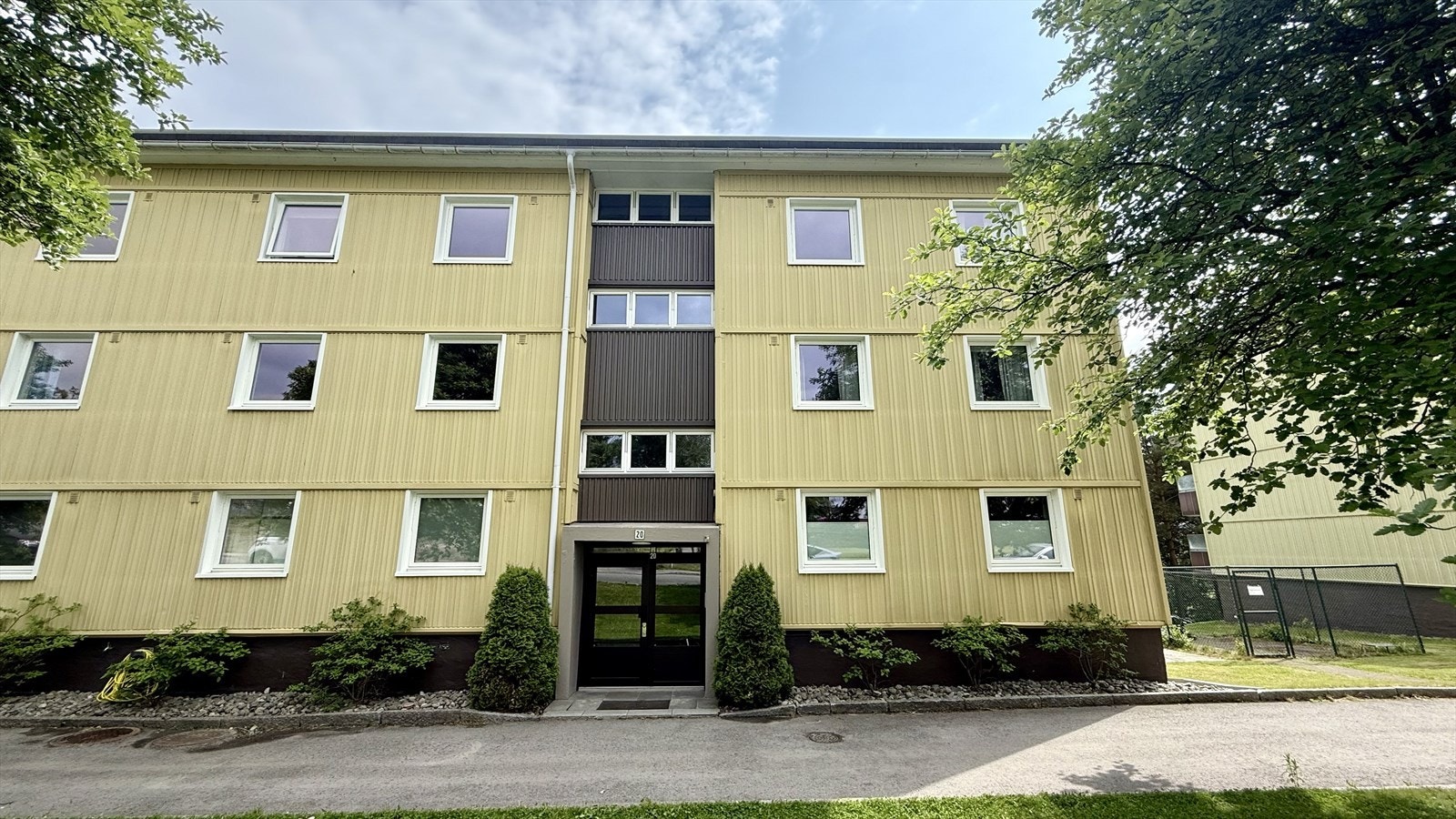 Leiligheten ligger i byggets 2. etasje. Galleribilde