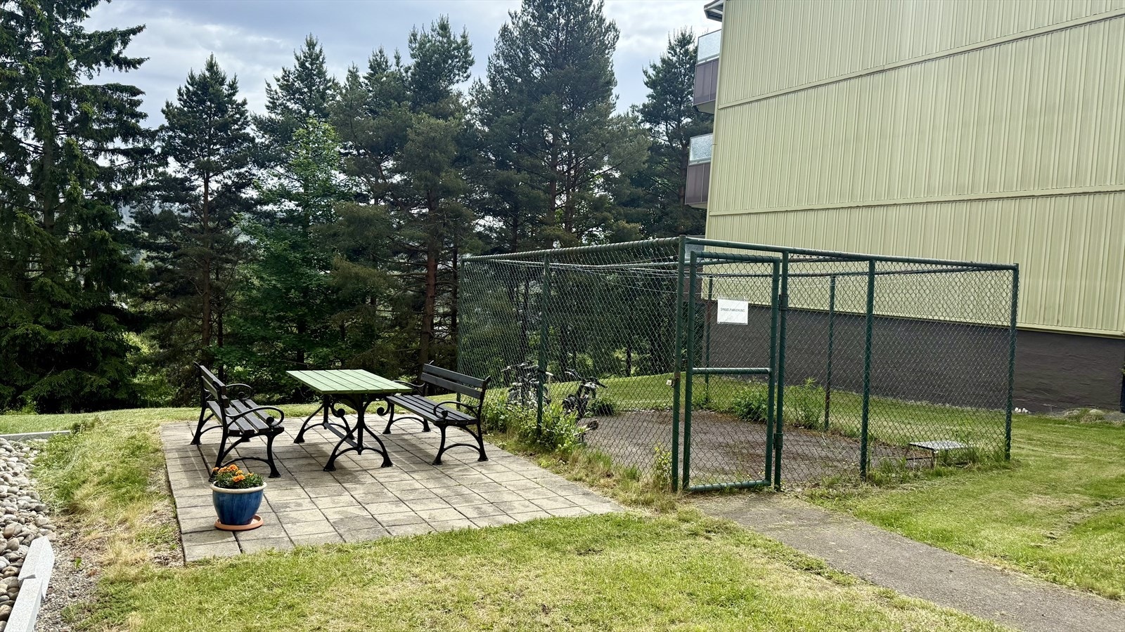 Borettslaget disponerer egen sykkelparkering. Galleribilde