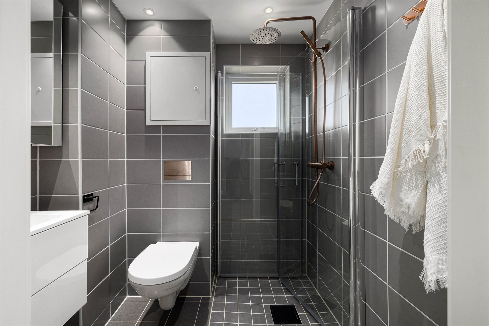 Badet er av et kompakt format, men smart innredet - blant annet med plassbesparende dusjdører som kan svinges inn. Galleribilde