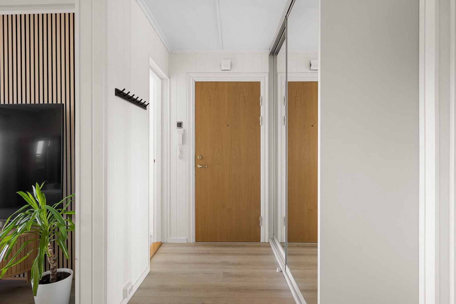 Praktisk speildørsgarderobe er installert også i entreen. Galleribilde