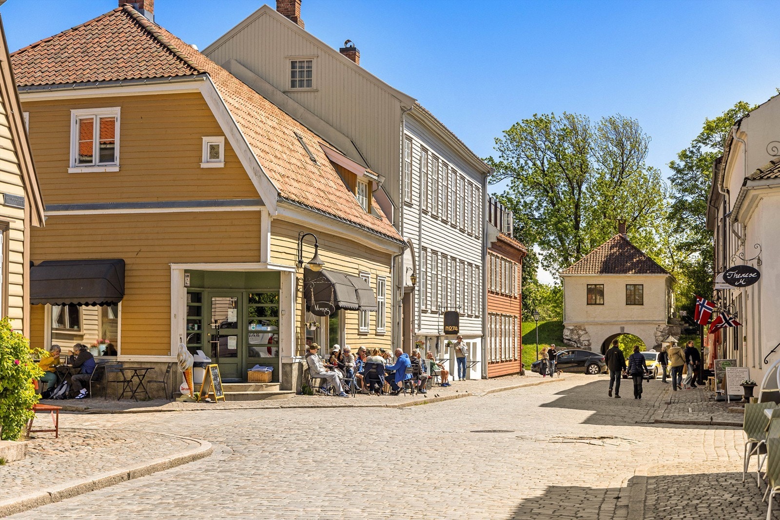 I nærliggende og koselige Gamlebyen finner du foruten severdigheter også et levende tilbud det er verdt å benytte seg av i det daglige. Galleribilde