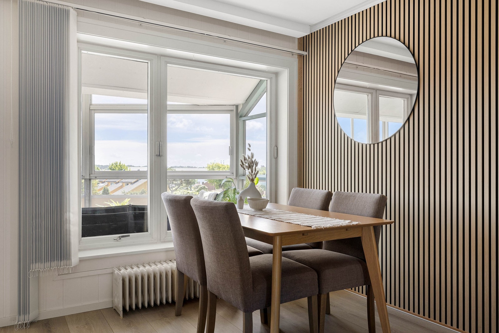 Leiligheten varmes opp med hjelp av vannbåren varme til radiatorer, hvilket holder strømforbruket nede. Galleribilde