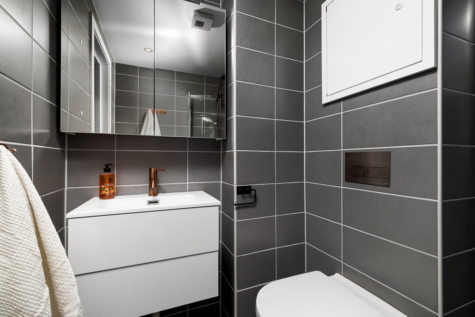 Badet ble renovert i regi av borettslaget så nylig som i 2023 og ble i 2024 ytterligere oppgradert med ny baderomsinnredning. Galleribilde