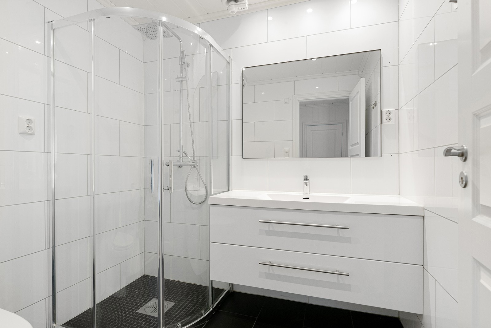 Pent flislagt bad i 1. etasje Galleribilde