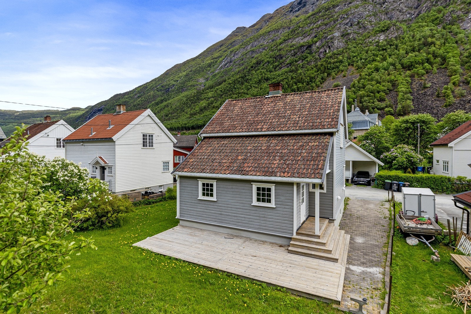 Fasade - boligen har en attraktiv beliggenhet i et av byens mest populære boligområder Galleribilde