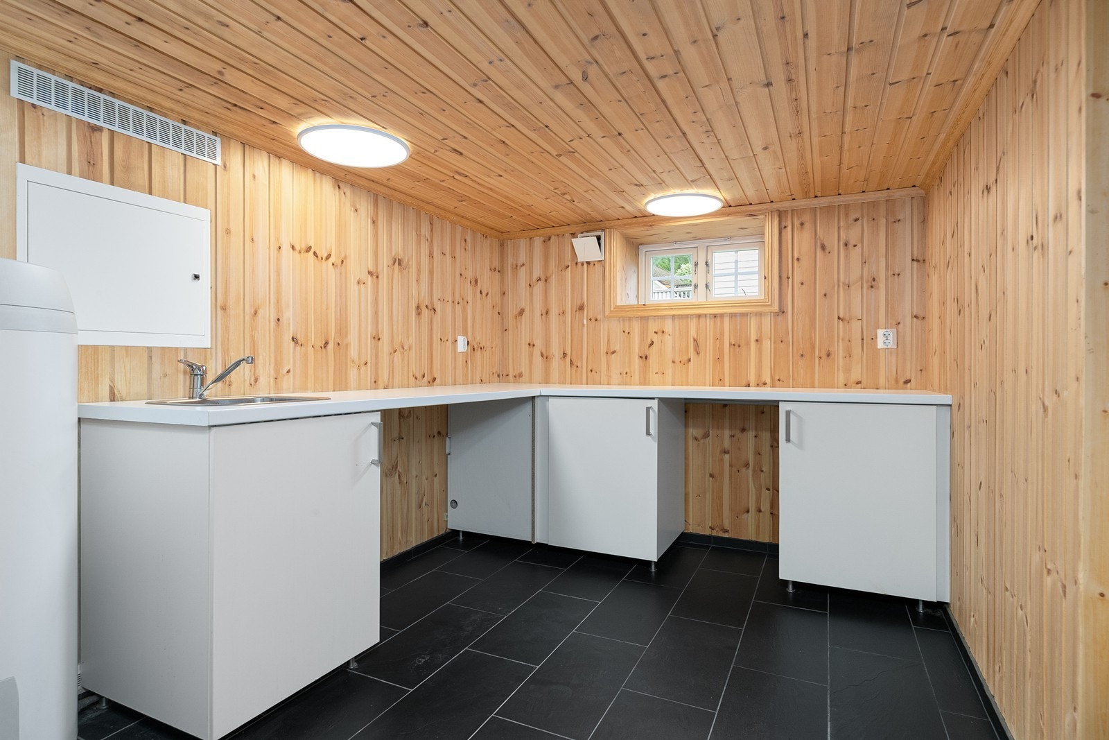 Her er det et romslig og praktisk vaskerom Galleribilde