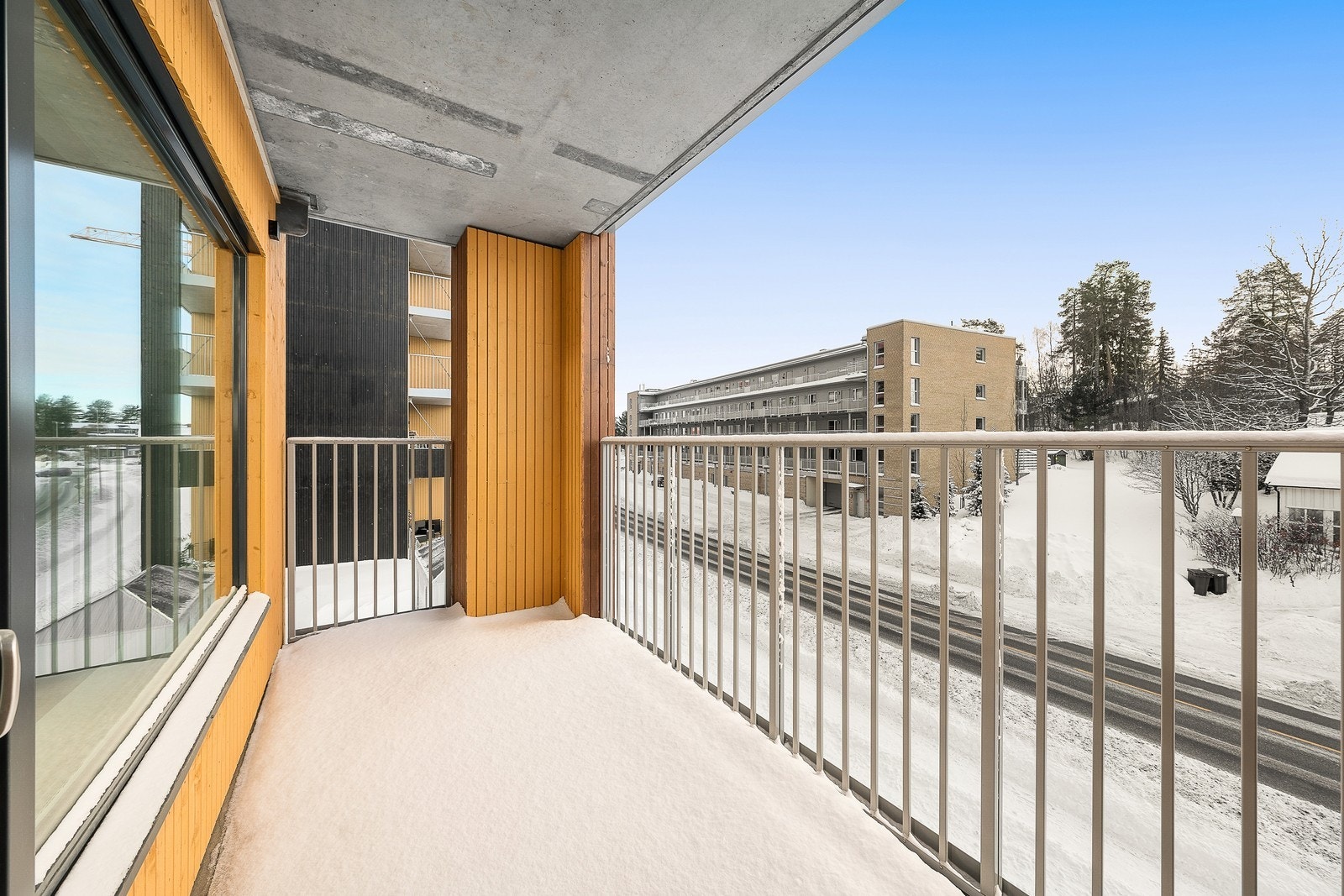 Romslig balkong Galleribilde