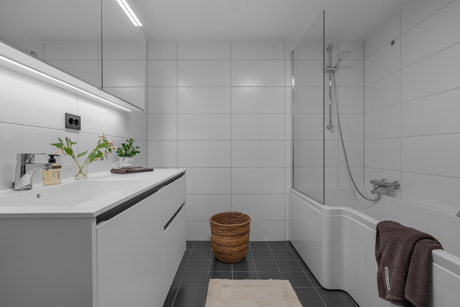 Badekar med dusjløsning Galleribilde