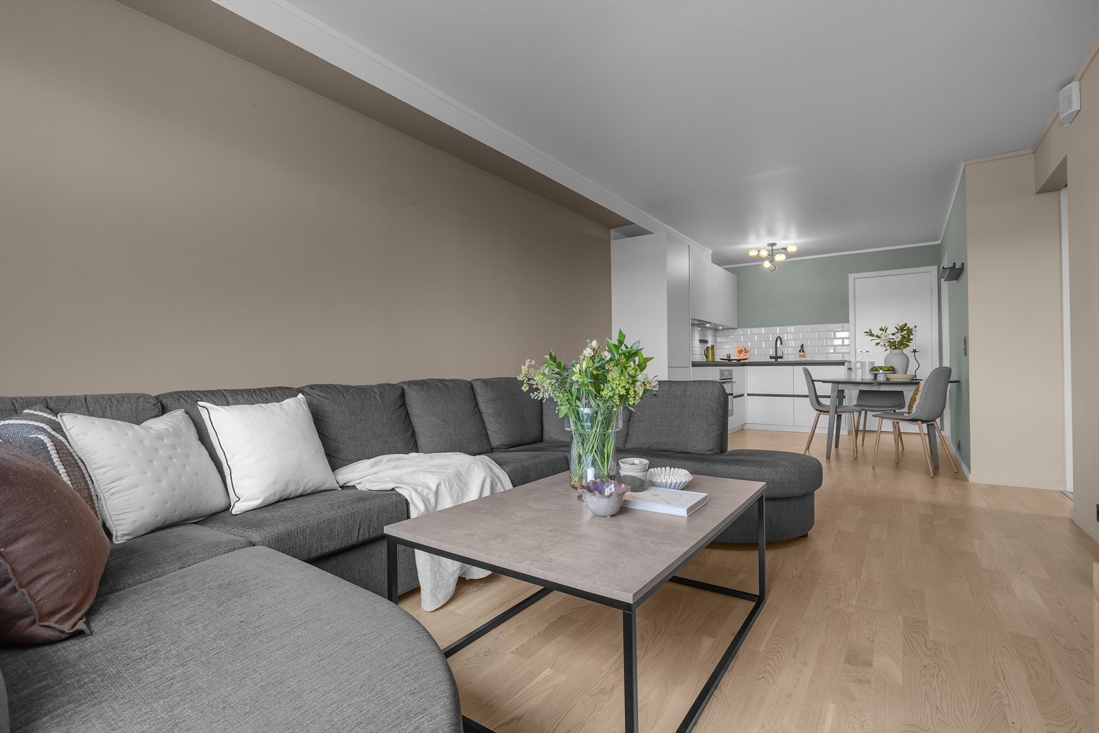 Plass til møblering av kjøkkenbord Galleribilde