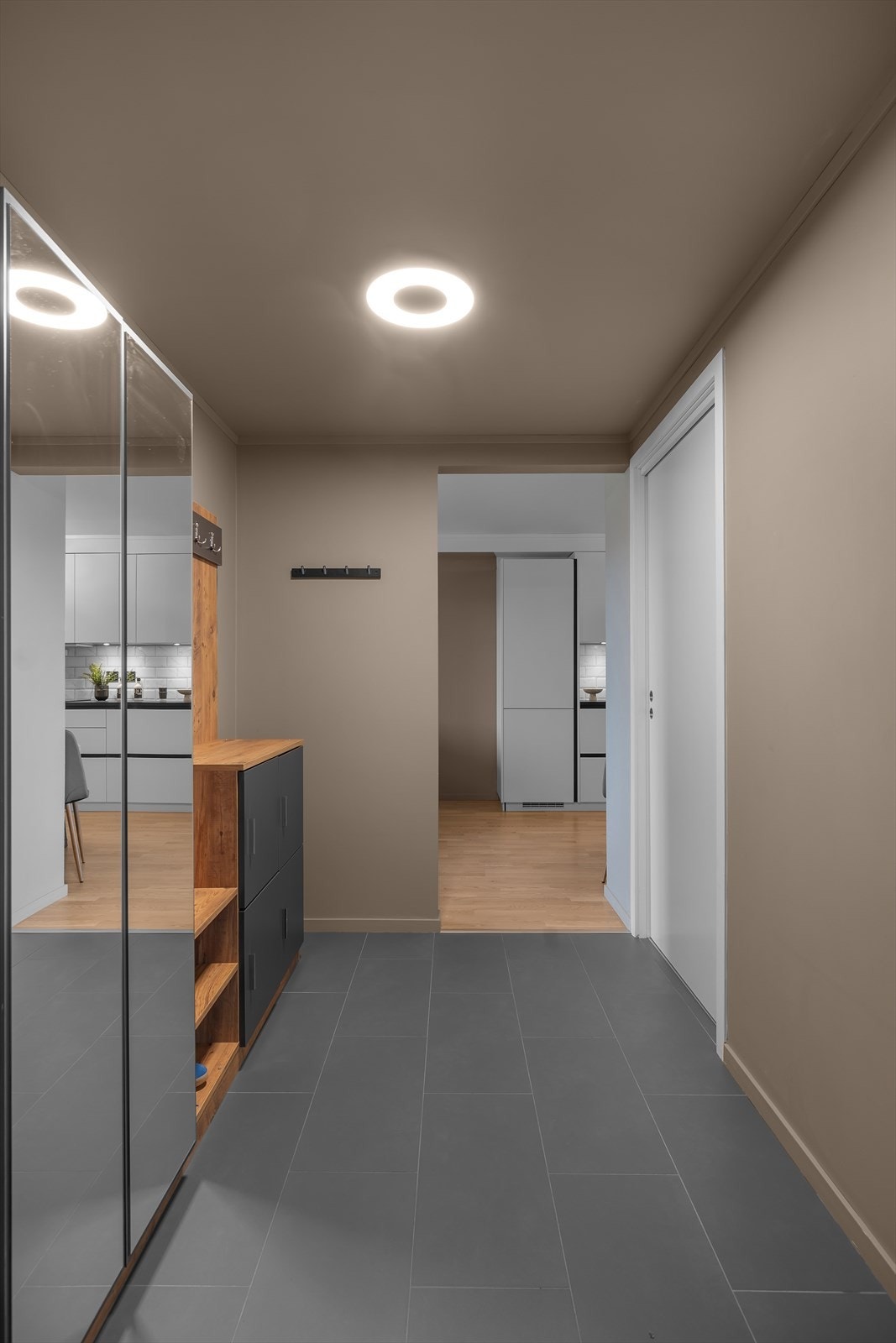 Velkommen inn i en romslig gang! Her kan ha både garderobe og eventuelle andre entrèmøbler Galleribilde