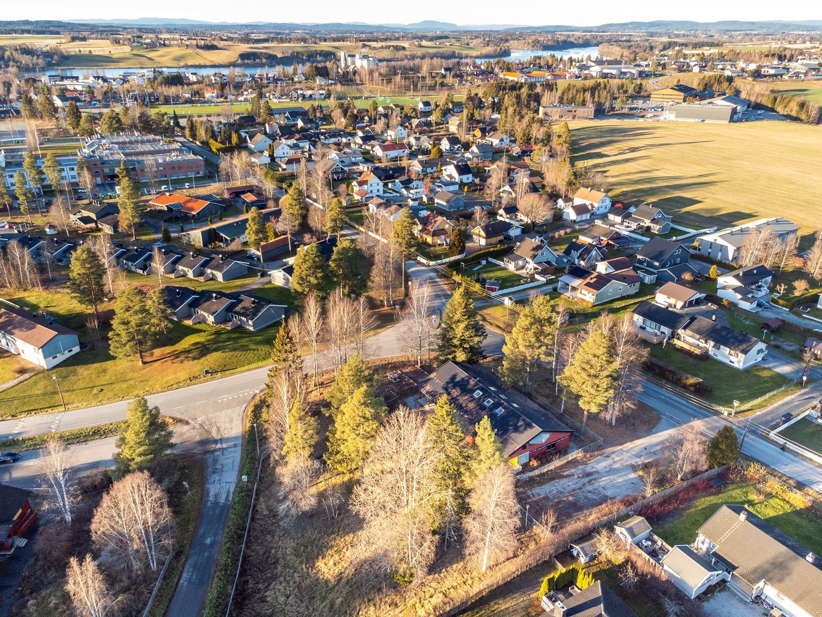 Eiendommen ligger i et barnevennlig og veletablert boligområde på Svarverud, ca. 1,5 km øst for Årnes sentrum i Nes kommune. Galleribilde