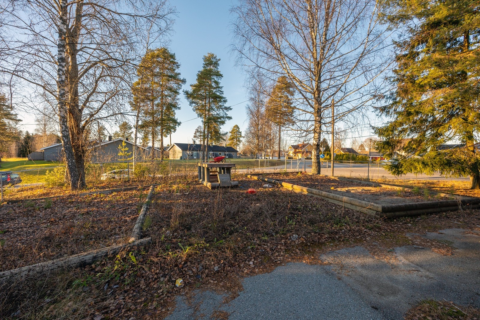 Lekeplassen som tilhørte den tidligere barnehagen bærer preg av å ha stått urørt over tid. Galleribilde