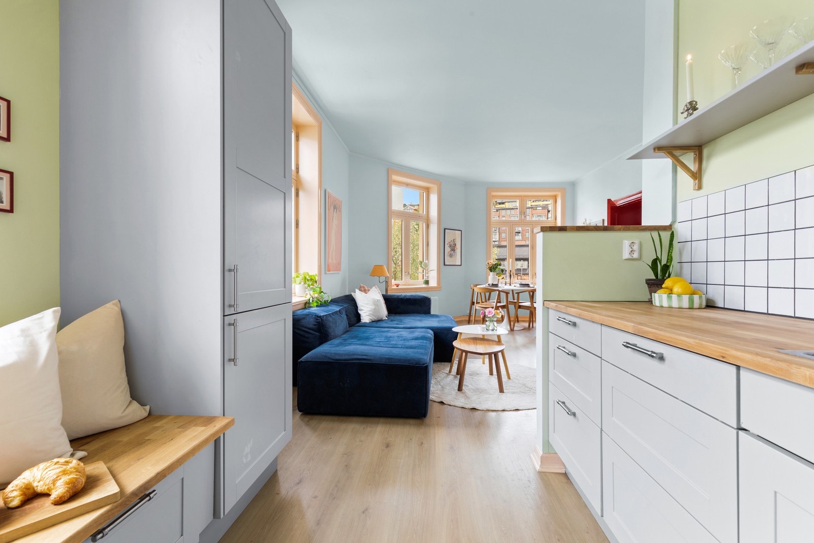 Utelukkende integerte hvitevarer som platetopp, stekeovn, oppvaskmaskin og kjøle/fryseskap. Galleribilde