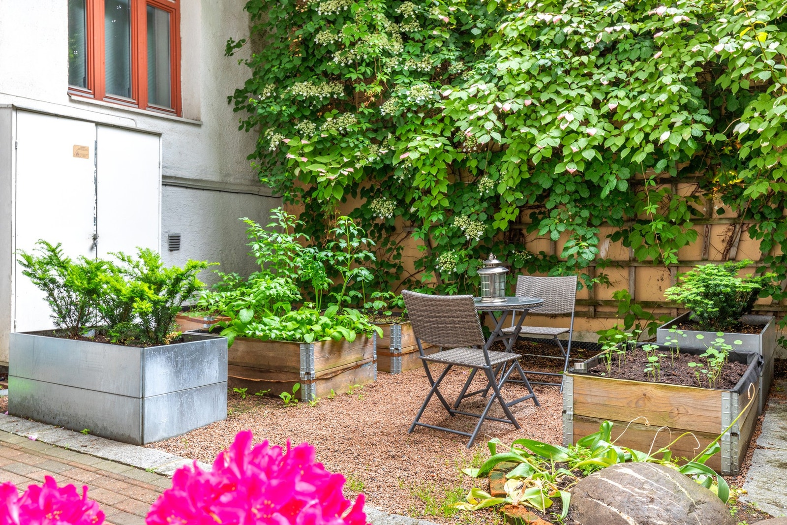 Gårdsrommet er pent opparbeidet med diverse beplantning, sykkelparkering, sittegrupper m.m. Galleribilde