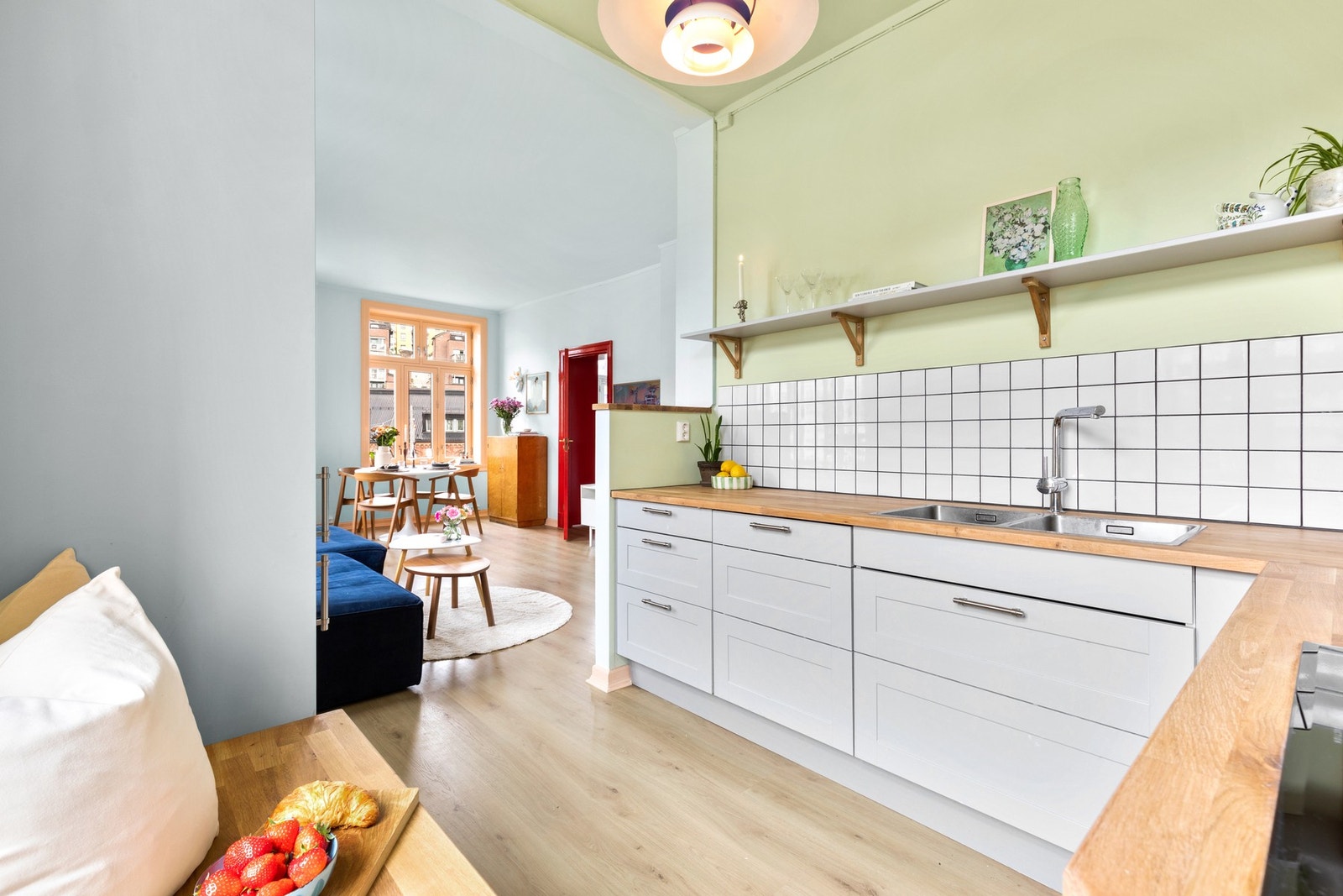 Nyere kjøkken med masse benke- og skapplass. Galleribilde