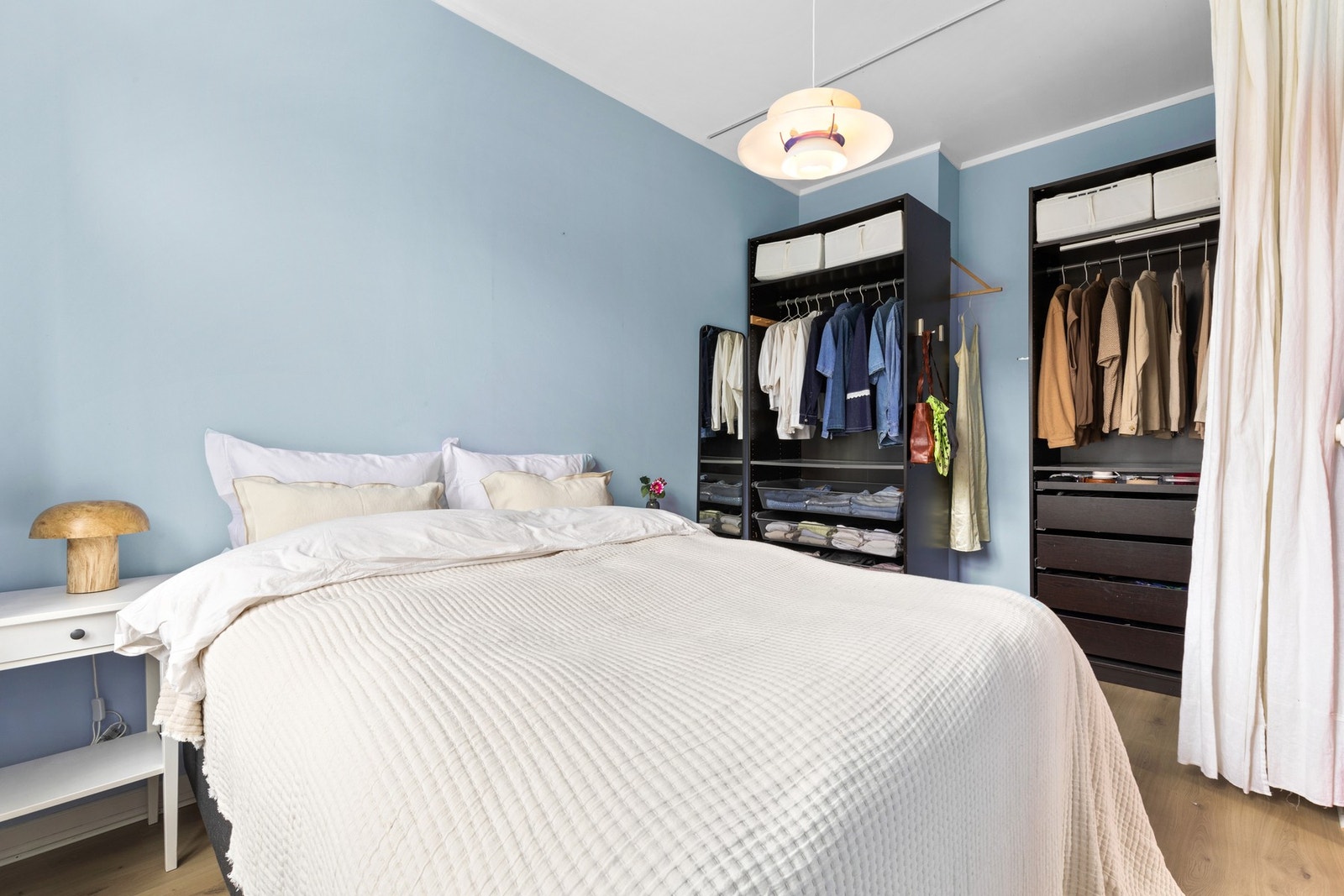 Medfølgende garderobeløsning med god plass til bekledningen din. For ytterligere lagringsplass disponerer leiligheten en kjeller- og loftsbod, hver på ca. 2 kvm. Galleribilde