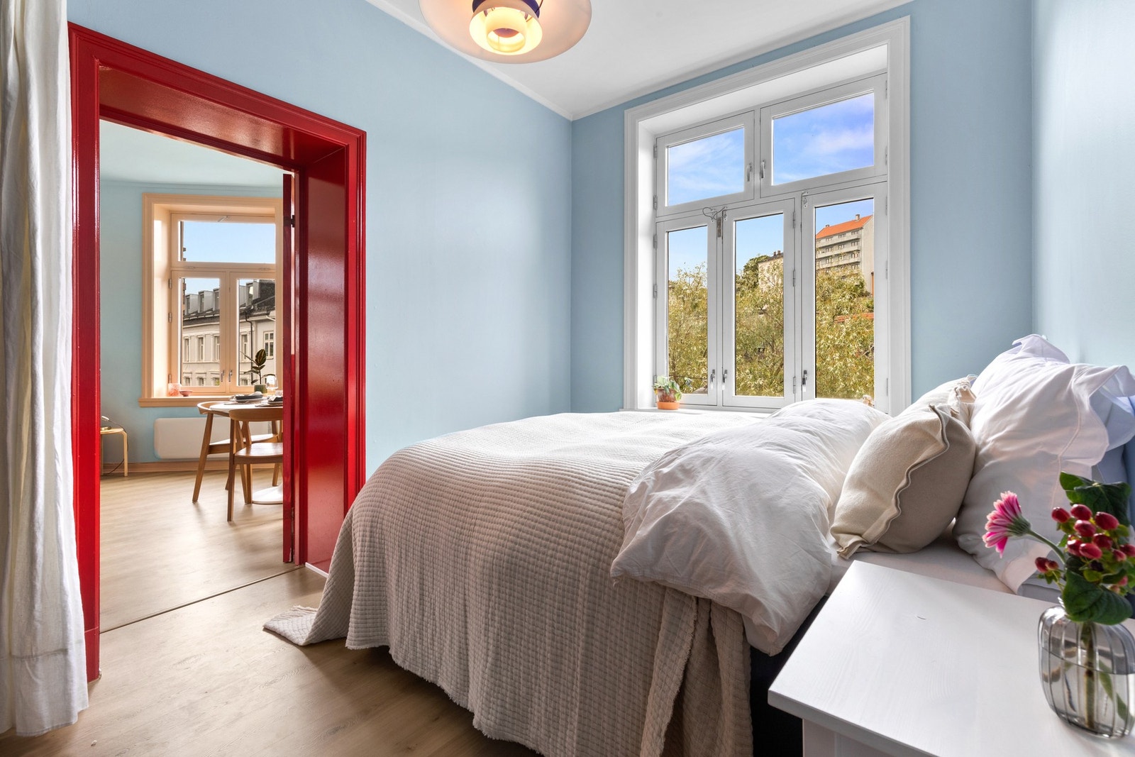 Soverommet har plass til dobbeltseng med tilhørende nattbord. Galleribilde