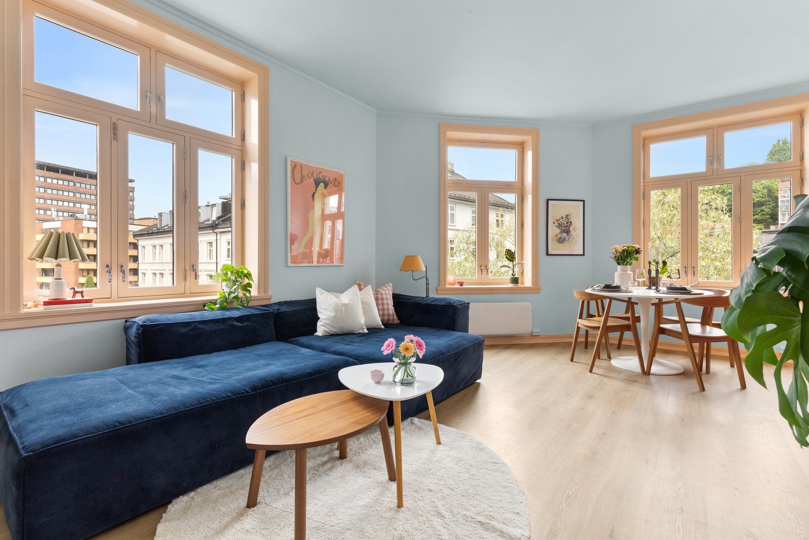 Store vindusflater i kombinasjon med de nydelige fargene gir en god opplevelse av rommet. Galleribilde