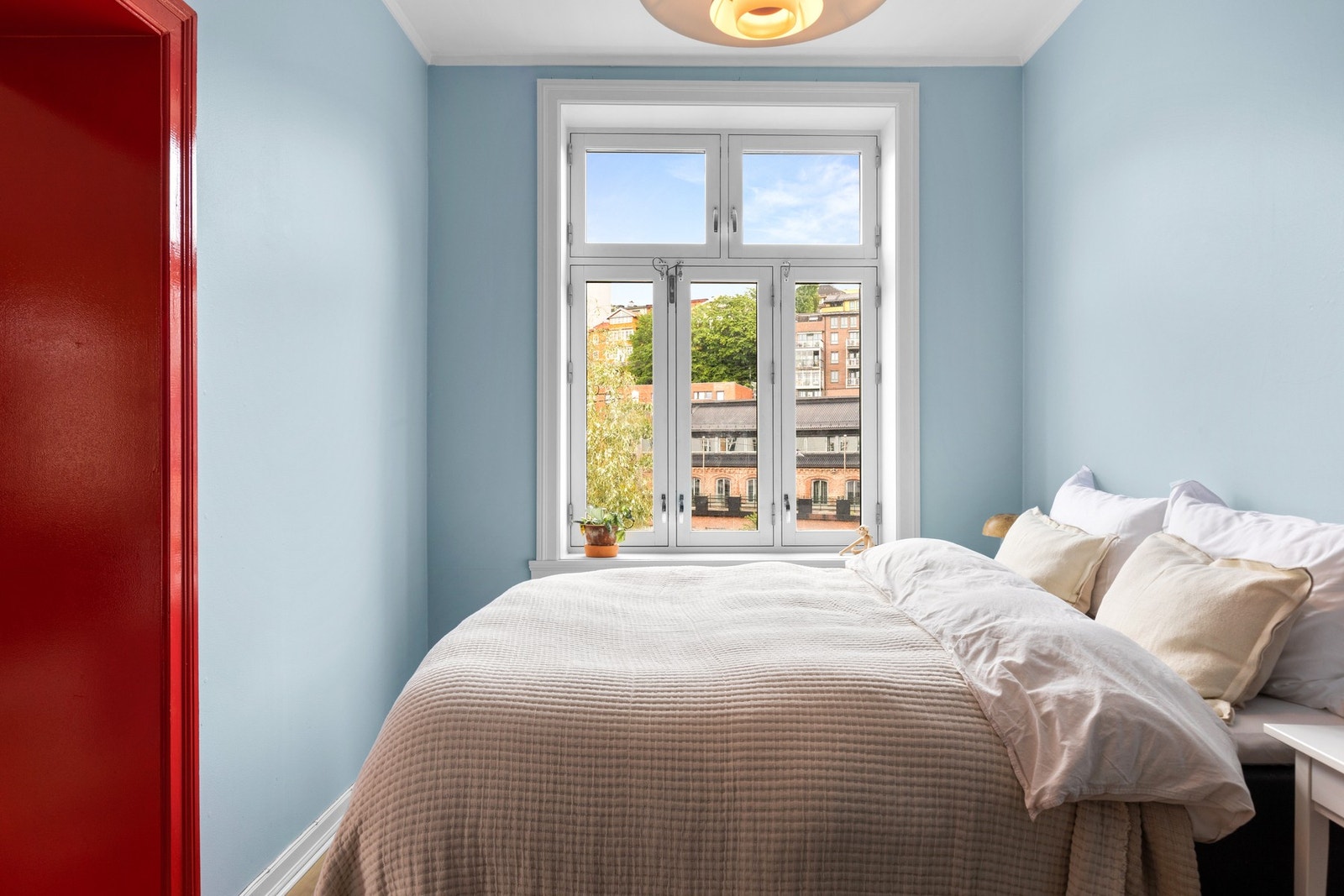 Et stort vindu gir godt med lys og bidrar til effektiv lufting når det trengs. Galleribilde