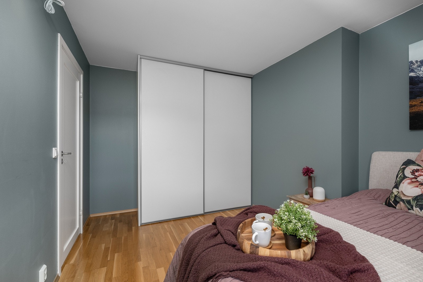 Praktisk skyvedørsgarderobe medfølger. Galleribilde