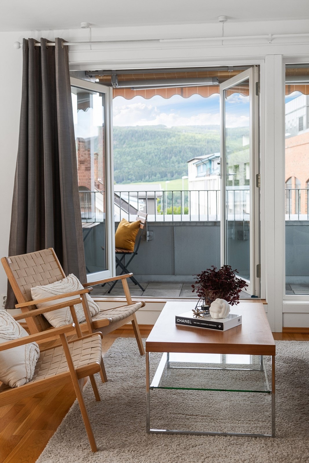 Fra stuen er det utgang til en overbygget balkong på ca. 14 m², som fungerer som en naturlig forlengelse av rommet i sommerhalvåret. Galleribilde