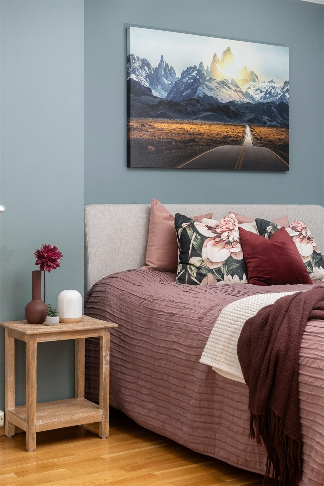 På soverommet er det parkett på gulvet og malte, slette flater. Galleribilde