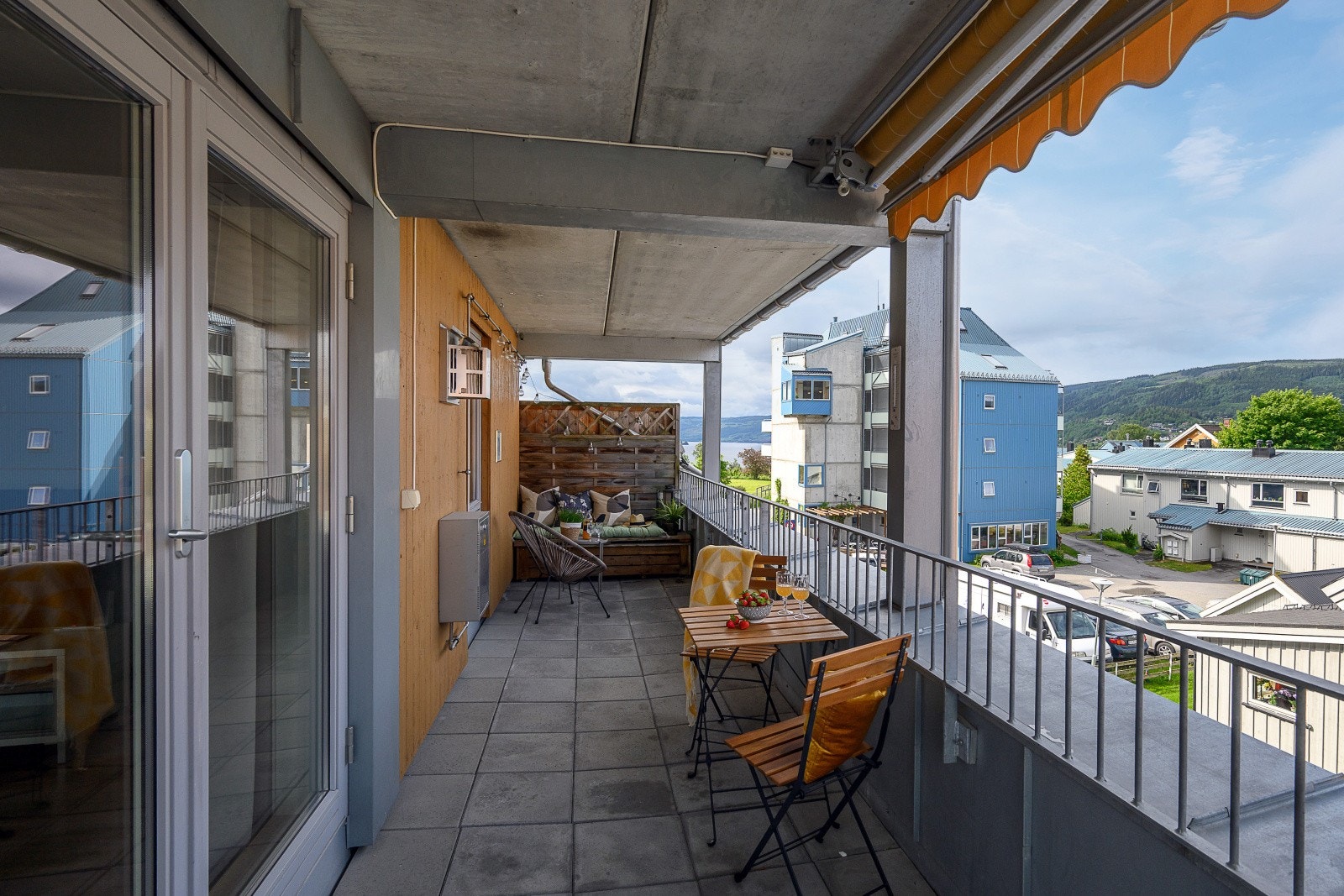 Balkong med en fin utsikt mot Mjøsa, perfekt for å nyte rolige stunder og lange sommerdager. Galleribilde