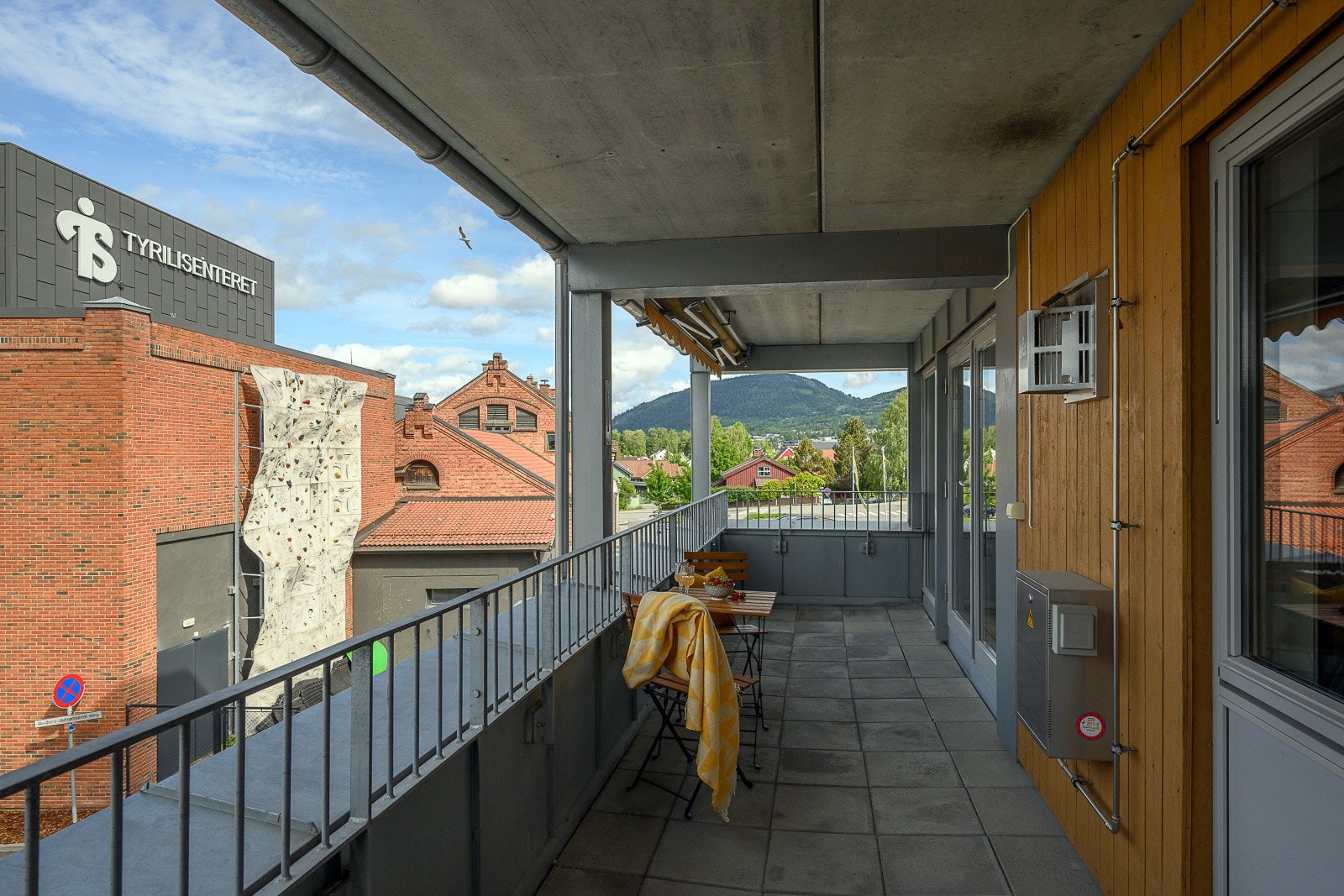 Balkongen vender mot vest, så her kan du nyte gode solforhold. Galleribilde