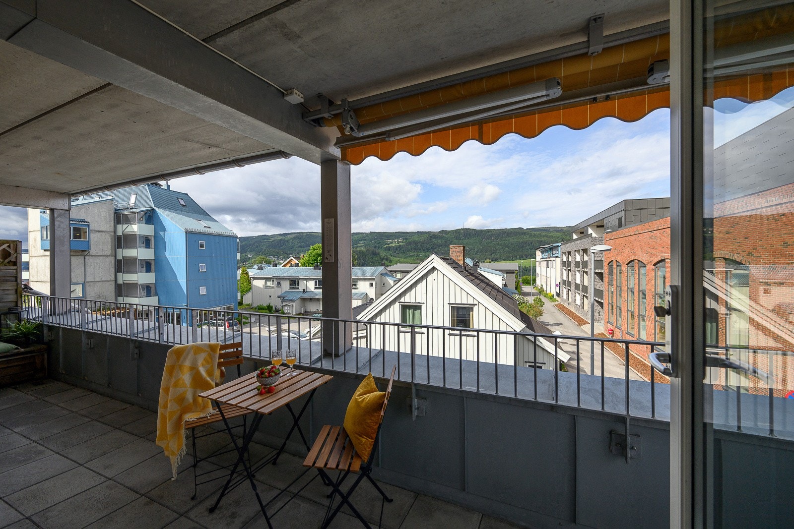 Her er det rikelig med plass til utemøbler, grill og beplantning. Markise og utestrøm er montert. Galleribilde
