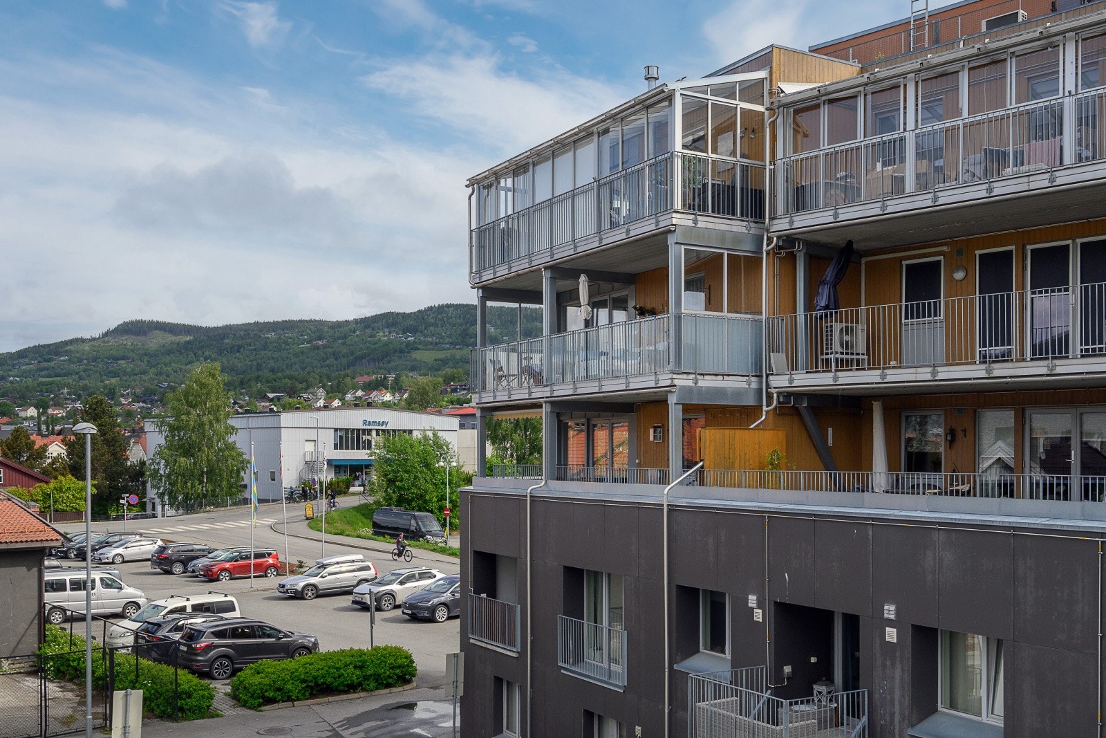 Her bor du høyt og fritt til i 3. etasje med heisadkomst opp til etasjeplan. Galleribilde