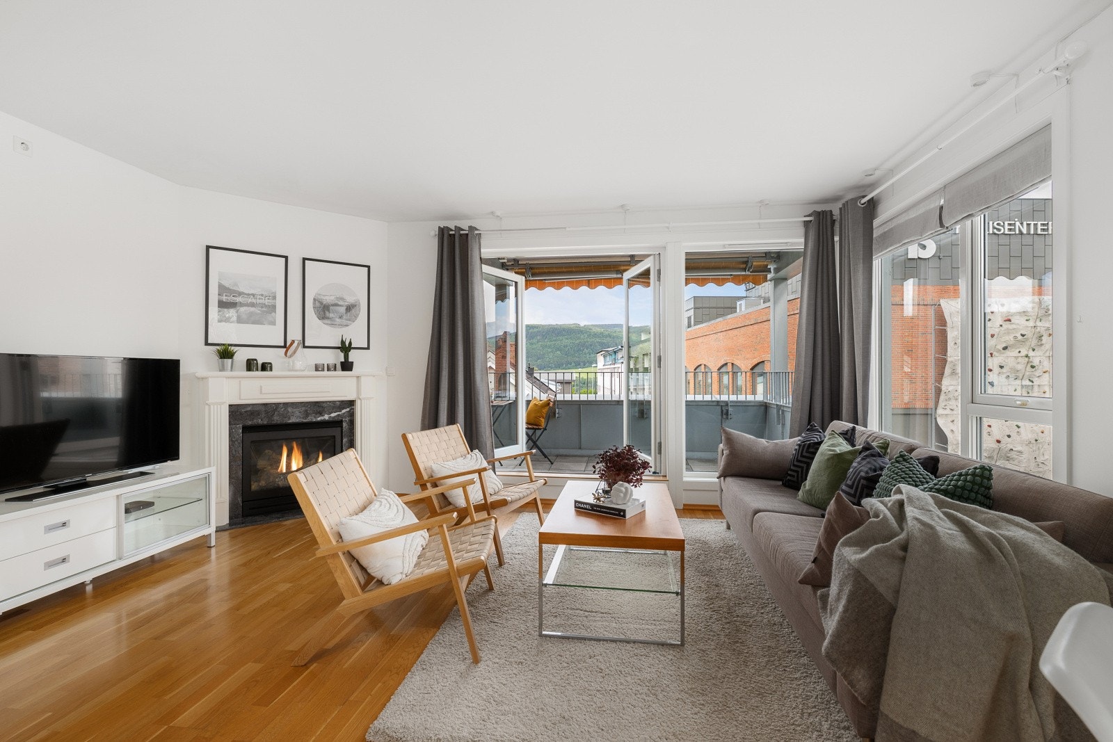 Dette er en lekker og moderne 3-roms endeleilighet med solrik balkong på ca. 14 m² og flott mjøsutsikt. Galleribilde