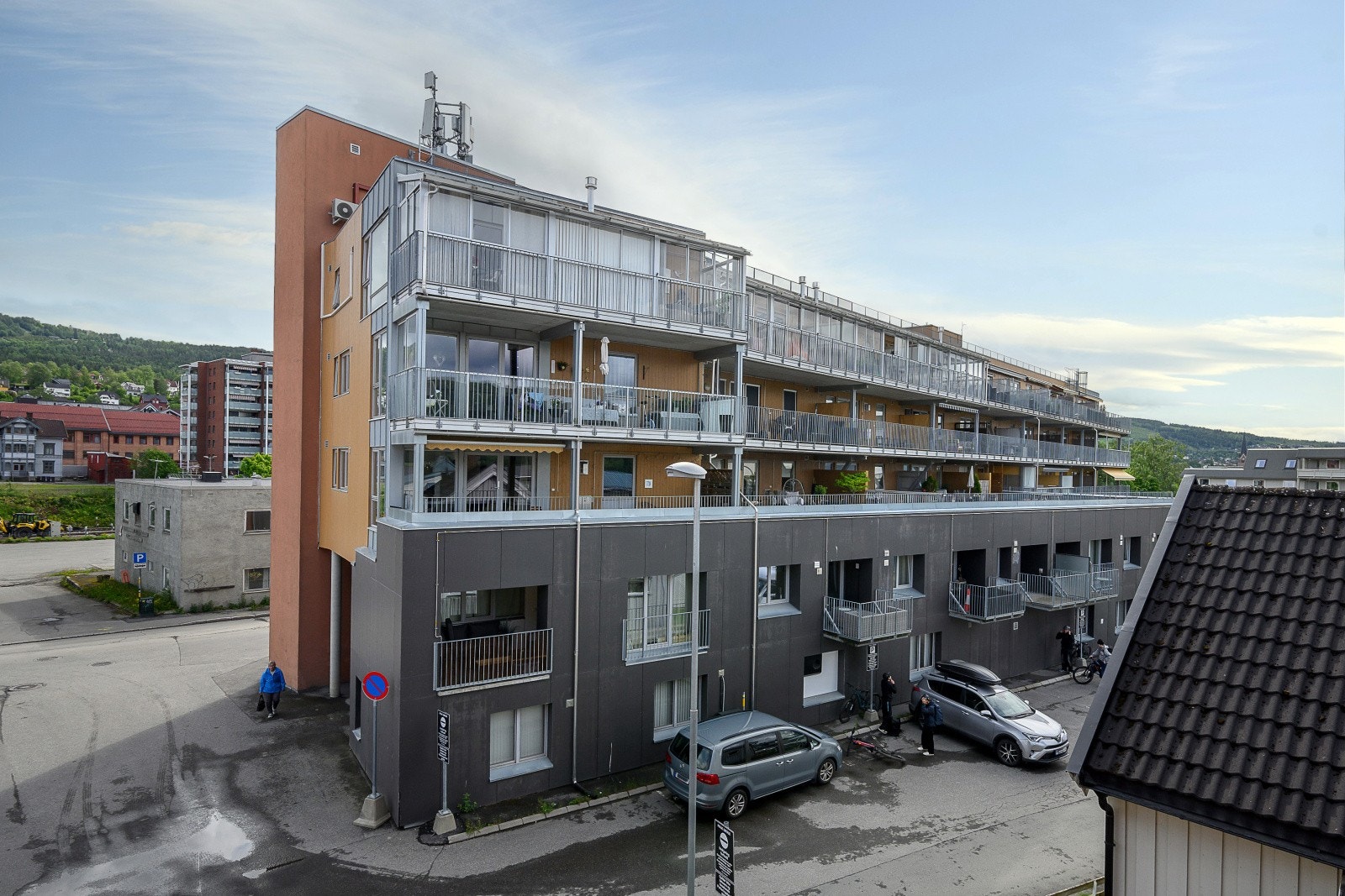 Fra leiligheten er det kort vei til alt av servicetilbud, samt kort vei til både buss og tog. Galleribilde