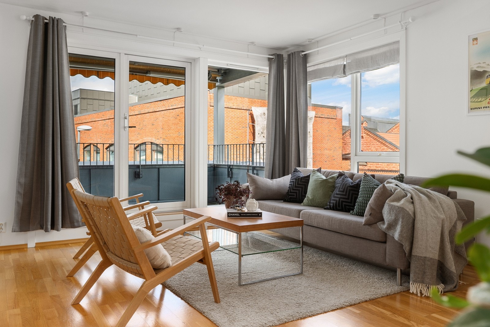 De store vindusflatene på to sider av rommet sørger for en lys og luftig atmosfære i rommet. Galleribilde