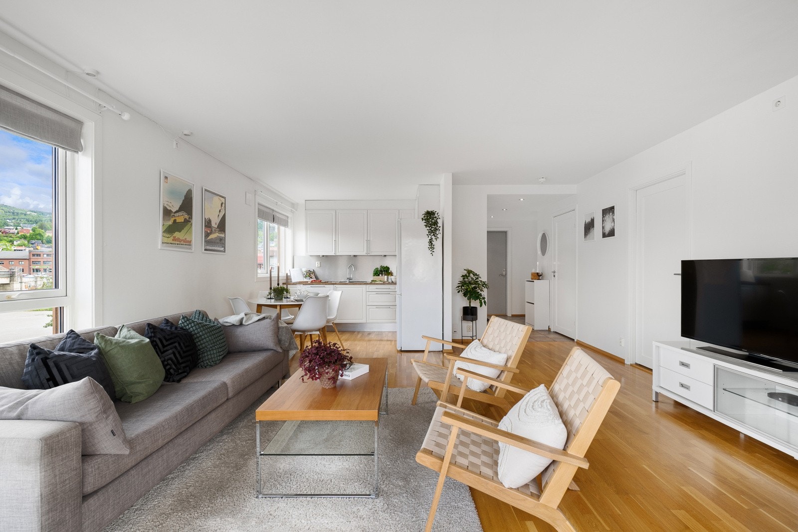 Kjøkkenet ligger i åpen løsning, med plass til spisebord som et naturlig skille mot stuen. Galleribilde