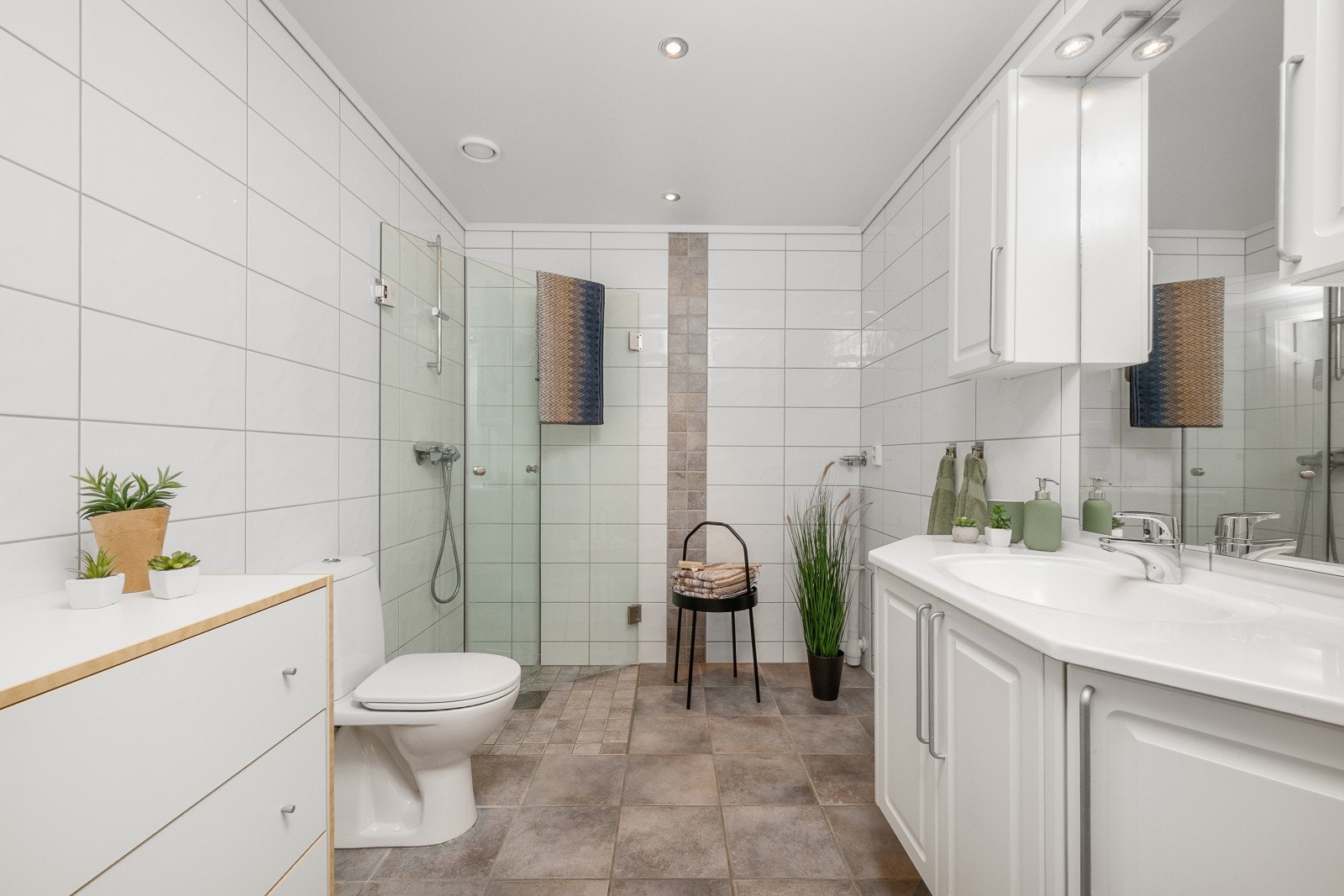 Lyst og romslig bad med downlights i himlingen og varme i gulvet. Galleribilde