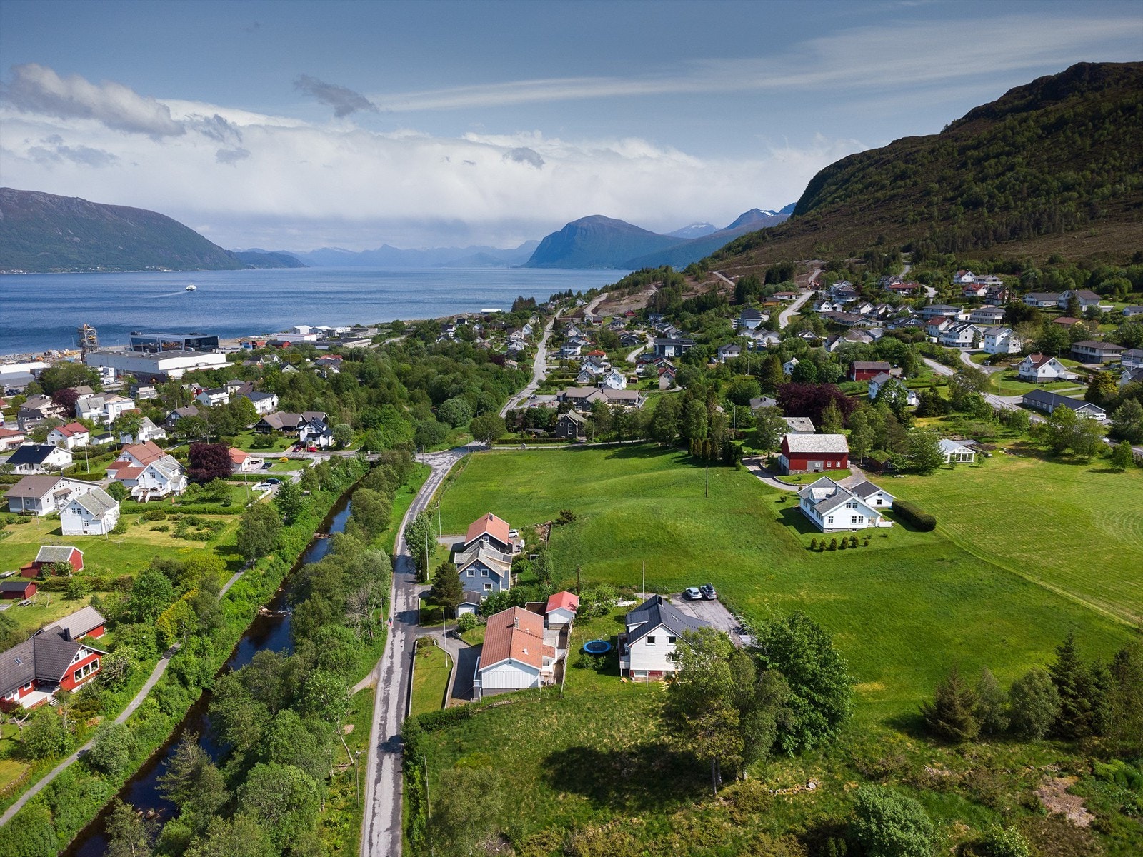 Dronebilde tatt fra vest mot øst Galleribilde