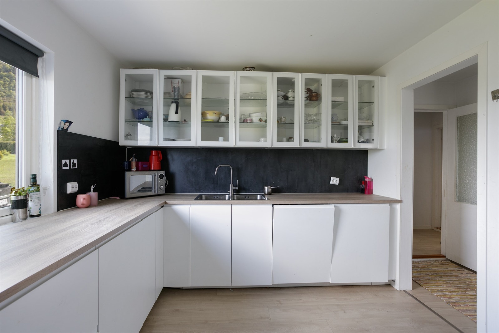 Ikea kjøkkeninnredning i hovedetasjen fra 2024 med hvite glatte fronter og benkeplate av laminat Galleribilde