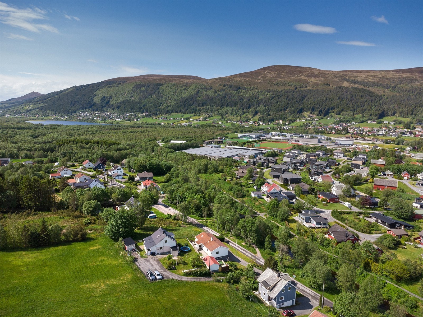 Dronebilde av eiendommen og nærområdet Galleribilde