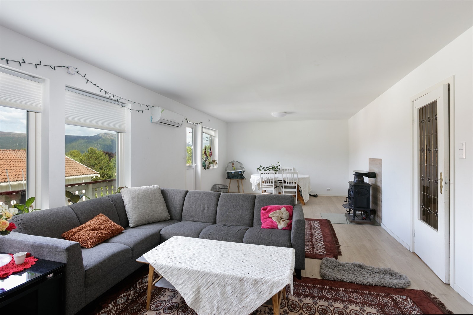 Stue i hovedetasjen med vedovn Galleribilde